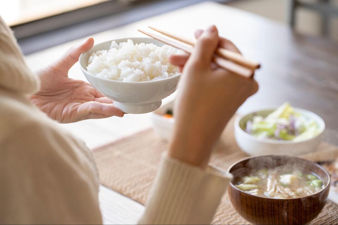 女性がバランスの良い和食の抵触を食べようとしている手元のアップ